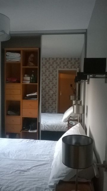 Vue chambre et portes coulissantes dressing - Location cure Amelie-location-germont